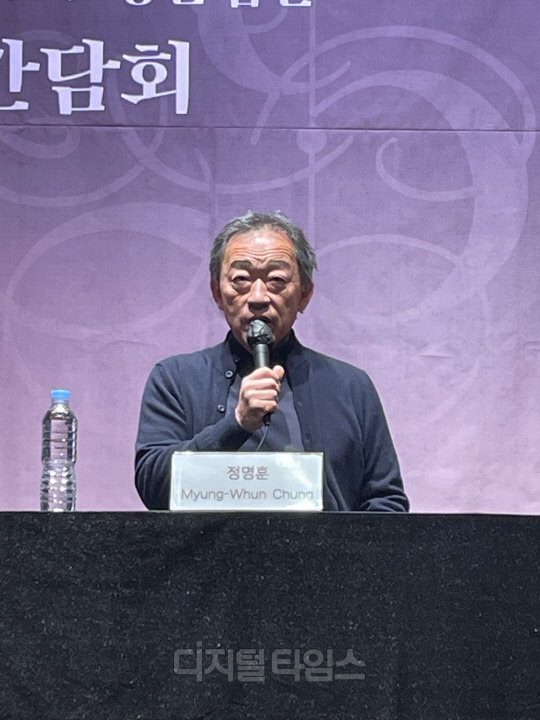 지휘자 정명훈이 2일 서울 강남구 신사동 거암아트홀에서 열린 드레스덴 슈타츠카펠레 내한 기자간담회에서 기자들의 질문에 답하고 있다.